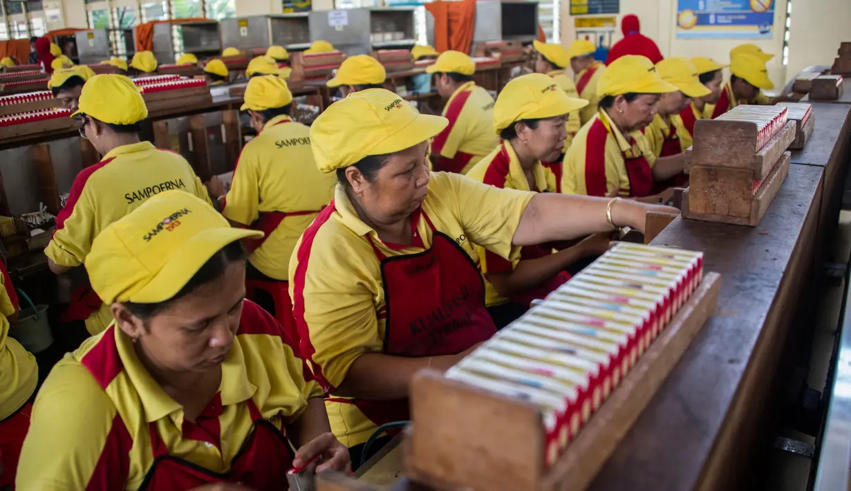 Aktivitas di pabrik sigaret kretek tangan (SKT) PT HM Sampoerna Tbk di Surabaya, Kamis (19/5). HMSP mendapat rekor MURI dengan kecelakaan kerja nihil selama 20 tahun (1996-2006). (AFP Photo/Juni Kriswanto)