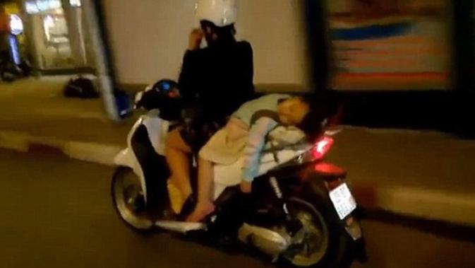 Ngeri Anak  Tidur Diikat di Boncengan Sepeda  Motor  yang  