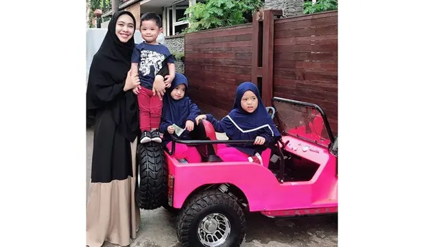 Hamil Anak Ke-4, Ini 7 Potret Seru Oki Setiana Dewi dengan Buah Hatinya