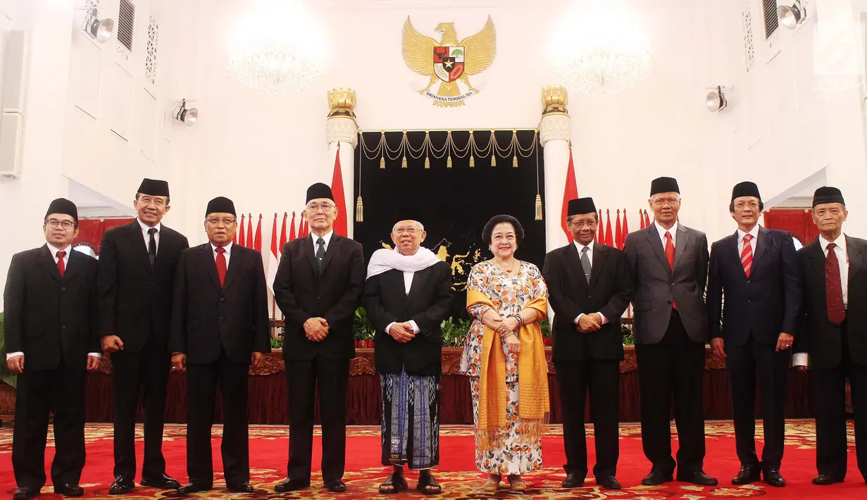 Kepala Dewan Pengarah dan Kepala Unit Kerja Presiden bidang Pembinaan Ideologi Pancasila (UKP-PIP) Yudi Latif (kiri) bersama sembilan anggota foto bersama usai pelantikan di Istana Negara, Jakarta, Rabu (7/6). (Liputan6.com)