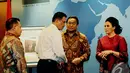 Menteri Perdagangan Rachmat Gobel (ketiga kiri) didampingi Istri menyalami pegawai kementerian perdagangan usai acara serah terima jabatan di kantor Kementerian Perdagangan, Jakarta, Senin (27/10/2014). (Liputan6.com/Andrian M Tunay)