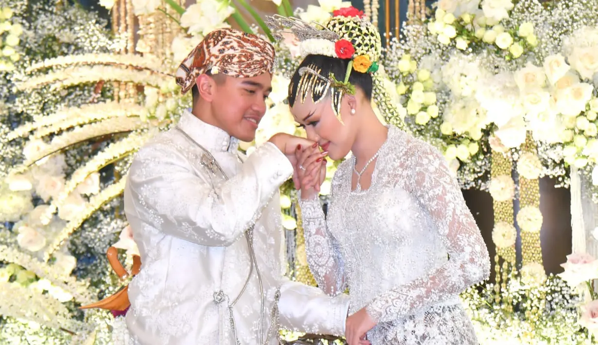 <p>Erina Gudono mencum tangan sang suami yang juga putra bungsu Presiden Joko Widodo, Kaesang Pangarep, seusai akad nikah di Pendopo Agung Kedaton Ambarrukmo, Royal Ambarrukmo, Sleman, DI Yogyakarta, Sabtu (10/12/2022). Kaesang Pangarep tampak gagah dengan beskap putih, sementara Erina Gudono terlihat anggun mengenakan kebaya berwarna senada. (FOTO: Agus Suparto/Biro Pers Istana Kepresidenan)</p>