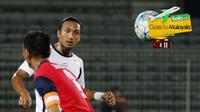 Rohit Chand jadi sasaran permainan keras pemain ATM FA di laga play-off memperebutkan tiket ke Malaysia Super League (30/1/2016) di Stadion Perak, Ipoh. (Bola.com/Nicklas Hanoatubun)