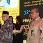 Wakil Presiden Republik Indonesia, Ma’ruf Amin menyerahkan penghargaan Proper Emas kepada Presiden Direktur TMMIN Nandi Julyanto. (TMMIN)