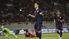 Gelandang Thailand, Supachok Sarachat, merayakan gol ke gawang Timnas Indonesia pada laga Kualifikasi Piala Dunia 2022 di SUGBK, Jakarta, Selasa (10/9). Indonesia kalah 0-3 dari Thailand. (AFP/Vitalis Yogi Trisna)