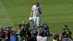 Mateo Kovacic mencium lambang klub saat diperkenalkan sebagai pemain baru Real Madrid di Stadion Santiago Bernabeu. (19/8/2015). (Reuters/Juan Medina)