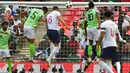 Proses terjadinya gol yang dicetak bek Inggris, gary Cahill ke gawang Nigeria pada laga persahabatan di Stadion Wembley, London, Sabtu (2/6/2018). Inggris menang 2-1 atas Nigeria. (AFP/Ben Stansall)