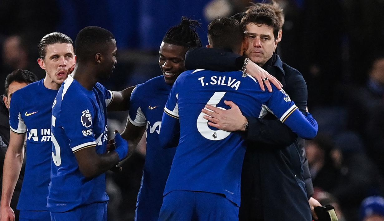 Pelatih Chelsea, Mauricio Pochettino membuat rekor dengan menurunkan skuad termuda sepanjang sejarah yang pernah diturunkan The Blues di Premier League Liga Inggris saat menang 2-1 atas Crystal Palace pada laga pekan ke-19 Premier League musim 2023/2024, Rabu (27/12/2023) malam waktu setempat. Rata-rata, usia pemain Chelsea dalam laga tersebut adalah 23 tahun dan 21 hari dan menduduki peringkat ke-8 sebagai skuad termuda sepanjang sejarah Premier League. Dari total 16 pemain Chelsea yang tampil, terdapat 4 pemain termuda yang berusia di bawah 21 tahun. Siapa saja? Berikut daftar keempat pemain tersebut. (AFP/Glyn Kirk)