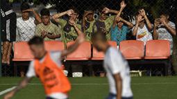 Anak-anak usia muda dari tim Atleico, Brasil menyaksikan para pemain timnas Argentina berlatih sebelum laga kualifikasi Piala Dunia 2018 melawan Brasil di Atletico MG Training Center, Vespasiano, Minas Gerais, Brasil, (8/11/2016). (AFP/Douglas Magno)