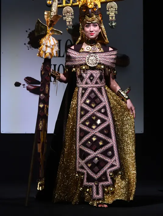 Seorang model memamerkan gaun yang terbuat dari cokelat selama Chocolate Fair di Brussels, Belgia, Kamis (21/2). Acara tersebut berlangsung pada tanggal 22 hingga 24 Februari 2019. (EMMANUEL DUNAND/AFP)
