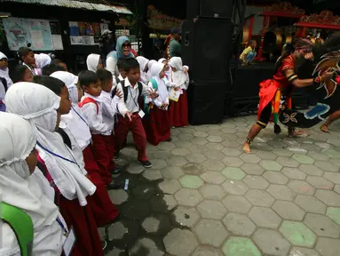 Para siswa SD menyaksikan tarian kuda lumping saat berkunjung ke Taman Budaya Yogyakarta, Rabu, (20/7). Beberapa sekolah di Yogyakarta melakukan MOS secara edukatif di antaranya dengan mengenalkan seni budaya kepada siswanya. (Liputan6.com/Boy Harjanto)