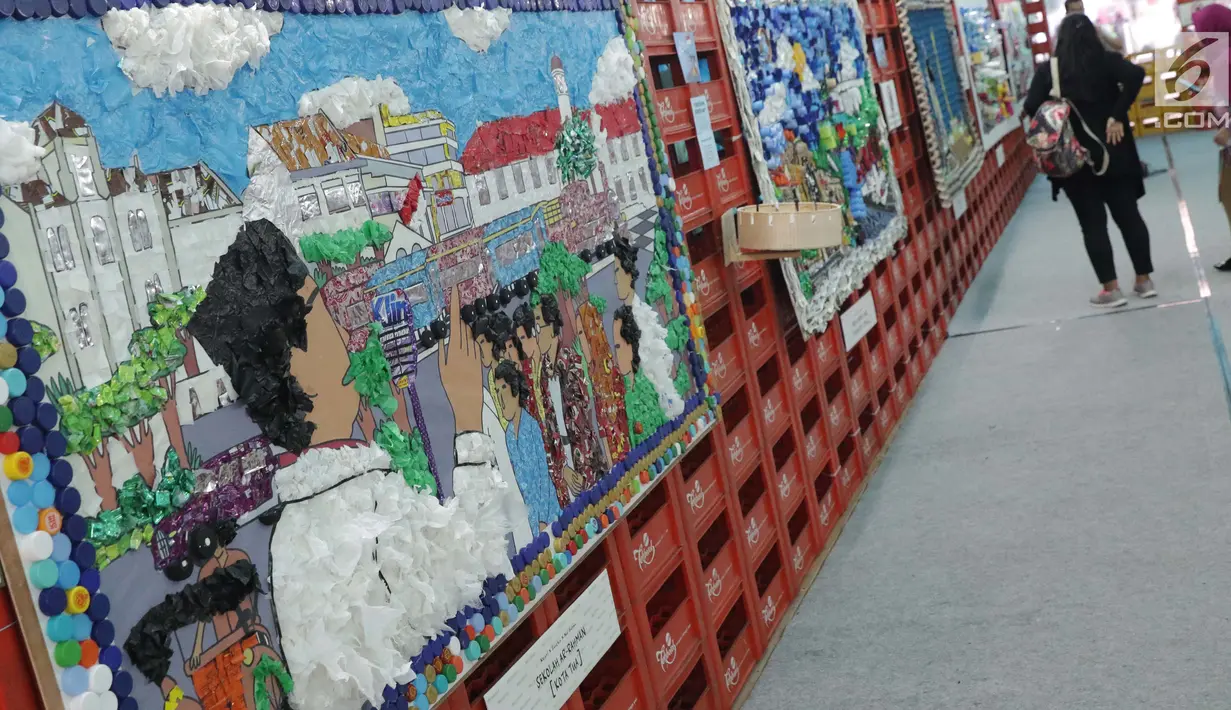 Pengunjung melihat-lihat karya seni instalasi dari bahan bekas pakai yang dipamerkan terowongan Jalan Kendal, Jakarta, Selasa (20/8/2019). Pemeran seni instalasi ini bertajuk Kenali Sejarah Perkeretapianmu dengan konsep Eco Living Go Green. (Liputan6.com/Helmi Fithriansyah)