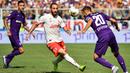 Striker Juventus, Gonzalo Higuain, berusaha melewati bek Fiorentina, German Pezzella, pada laga Serie A di Stadion Artemio Franchi, Florence, Sabtu (14/9). Kedua klub bermain imbang 0-0. (AFP/Vincenzo Pinto)