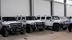 Petugas Rumah Penyimpanan Benda Sitaan Negara (Rupbasan) Klas 1 Jakarta Barat dan Tangerang  merapikan mobil milik Bupati Hulu Sungai Tengah Abdul Latif di Tangerang, Selasa (20/3). Mobil tersebut merupakan sitaan KPK. (Merdeka.com/Arie Basuki)