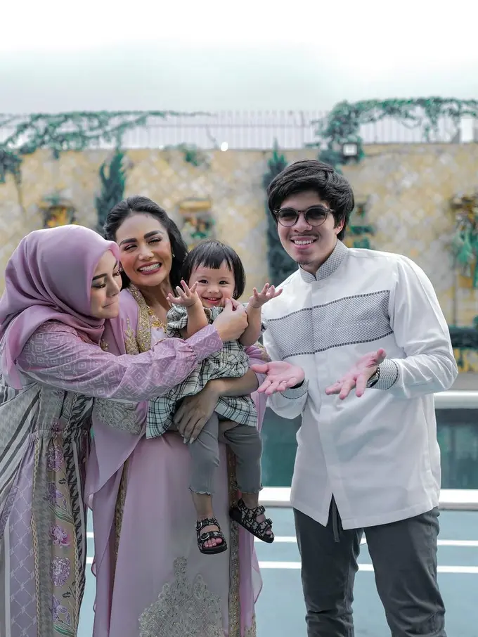 Gaya Menggemaskan Ameena Atta Lebaran Bareng Krisdayanti, Kenakan Sandal Bayi Seharga Dua Kali UMR