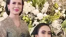Di tahun 2020, ibu dan anak ini kompak mengenakan kebaya brokat hijau dan bros silver serta sanggul klasik Jawanya. Sang ibunda pun semakin tua semakin memesona. [@widi.wardhana]