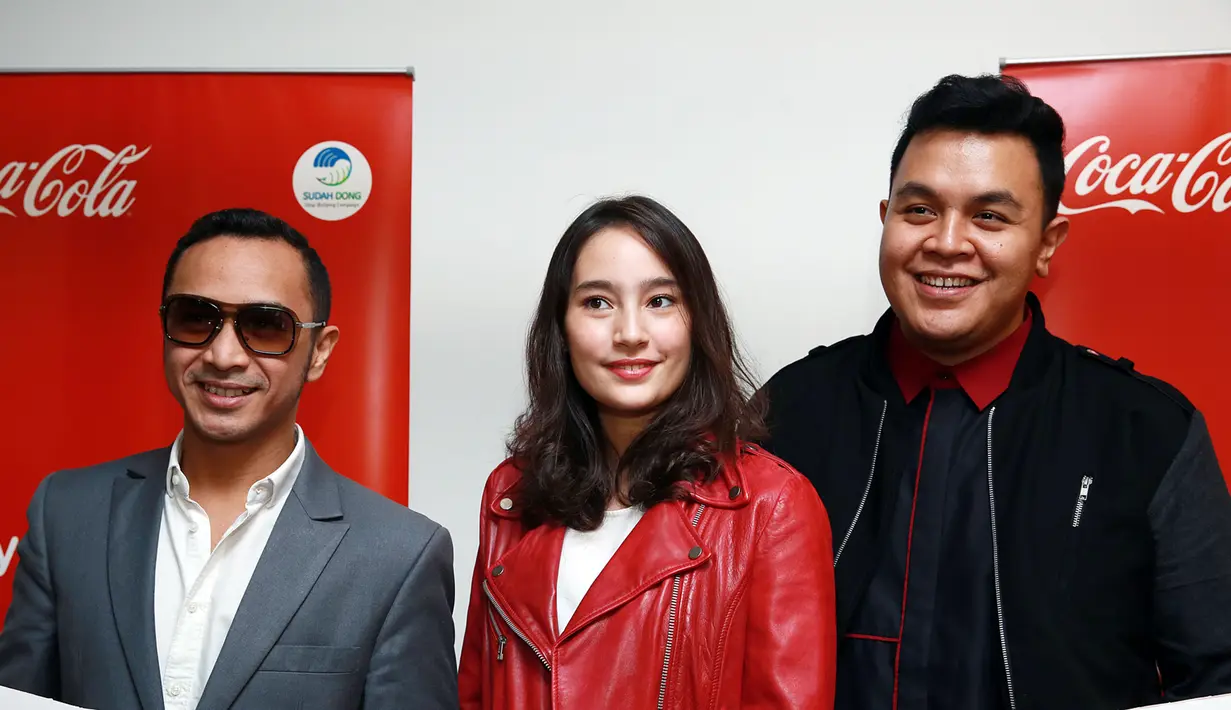 Giring bersama dengan artis Tatjiana Saphira dan penyanyi Tulus. Ia bersama rekannya saat mengkampanyekan Rayakan Namamu di kawasan Senayan, Jakarta Pusat,  Rabu (13/1/2016).(Deki Prayoga/Bintang.com)