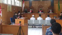 Jajang Koswara, Ikin Sodikin, dan Ujer Januari, tiga orang pentolan NII warga Kecamatan Pasirwangi, Garut kembali menjalani sidang lanjutan kasus dugaan makar di PN Garut. (Liputan6.com/Jayadi Supriadin)
