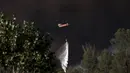 Pesawat penurun air dikerahkan untuk memadamkan api yang membakar hutan di kawasan California, AS, Senin (3/8/2015). Sedikitnya 9.000 petugas damkar dikerahkan untuk mengatasi kebakaran hutan di Negara Bagian California, AS. (Reuters/ Stephen Lam) 