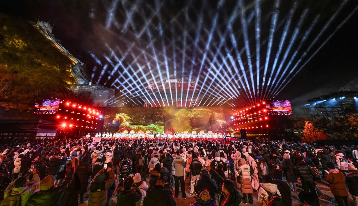 Para penari tampil di atas panggung saat orang-orang merayakan Tahun Baru 2026 di Tembok Besar Juyongguan, Beijing, pada 1 Januari 2026. (ADEK BERRY/AFP)
