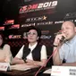 CEO ABM Enterprise Vivi Montolalu (kiri), GM Sentul International Circuit Lola Moenek (tengah), dan Perwakilan dari IMI (Ikatan Motor Indonesia) yang juga Pembalap, Ananda Mikola (kanan), berfoto bersama usai Press Conference jelang kejurnas ISSOM 2019. (Istimewa)