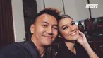 Agnez Mo dan Wijaya Saputra semakin serius menjalani kisah asmaranya. Belum lama, mereka mengunggah kedekatannya ke akun instagram. Ada yang berbeda, Agnez memakai cincin yang sama dengan cincin pacarnya. Mungkinkah mereka sudah bertunangan?