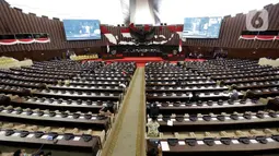Suasana Rapat Paripurna ke-14 Masa Persidangan III 2019-2020 di Kompleks Parlemen, Senayan, Jakarta, Selasa (5/5/2019). Rapat paripurna beragendakan laporan BPK RI mengenai penyerahan Laporan Hasil Pemeriksaan (LHP) Semester II Tahun 2019. (Liputan6.com/Johan Tallo)