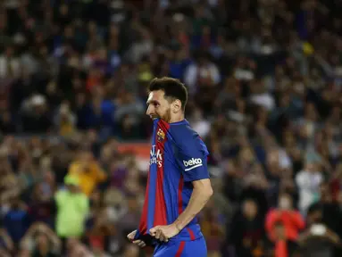 Striker Barcelona, Lionel Messi, tampak kecewa usai pertandingan melawan Eibar pada laga pekan terakhir La Liga di Camp Nou, Minggu (21/5/2017). Meski menang, Barcelona tetap gagal juara La Liga. (AP/Manu Fernandez)