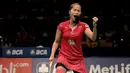 Ratchanok Intanon tunggal puteri asal Thailand menjadi juara setelah mengalahkan Yui Hashimoto dari Jepang di final BCA Indonesia Open Premier Super Series 2015 di Istora Senayan Jakarta. (Bola.com/Peksi Cahyo)