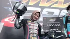Eca Sabana berhasil meraih podium pada kelas Maxi GP Semi Pro 155CC Open di Yamaha Cup Race 2026 yang berlangsung di Sirkuit Puncak Mario, Sidenreng Rappang (Sidrap), Sulawesi Selatan, Minggu (19/4/2026). (Bola.com/Abdul Aziz)