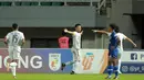Persiba Balikpapan kembali tertinggal setelah kapten Rans Cilegon FC Hamka Hamzah mengubah skor menjadi 2-0. (Bola.com/M Iqbal Ichsan)