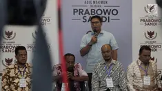 Wakil Sekjen Partai Gerindra Sudaryono (berdiri) bersama perwakilan Perkumpulan Disabilitas Indonesia memberikan keterangan usai melakukan pertemuan dengan Capres nomor urut 02 Prabowo Subianto di Jakarta, Selasa (4/12). (Merdeka.com/Iqbal S Nugroho)