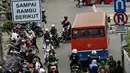 Pengendara sepeda motor melawan arah di kawasan Pasar Minggu, Jakarta Selatan, (9/11/2015). Selain membahayakan keselamatan, perilaku buruk pengendara tersebut juga menjadi salah satu penyebab kemacetan. (Liputan6.com/Immanuel Antonius)