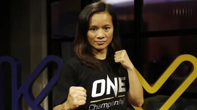 Petarung MMA, Priscilla Lumban Gaol, berpose. (Bola.com/Yoppy Renato)