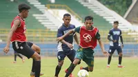 Pemain tim PON Aceh sedang berlatih di Stadion Harapan Bangsa Banda Aceh. (Bola.com/Gatot Susetyo)