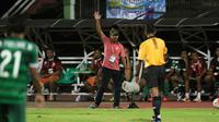 Pelatih Bhayangkara Surabaya United, Ibnu Grahan pada lanjutan Torabika Soccer Championship 2016 di Stadion Delta Sidoarjo, Sabtu (11/6/2016). (Bola.com/Nicklas Hanoatubun)