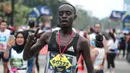 Pelari kenya Bernard Mwendia Muthoni usai menyelesaikan lari Full Marathon dalam Jakarta Marathon 2018 di GBK, Jakarta, Minggu (28/10). Bernard berhasil sampai finish kategori Full Marathon dalam catatan waktu 02:19:10. (Liputan6.com/Faizal Fanani)