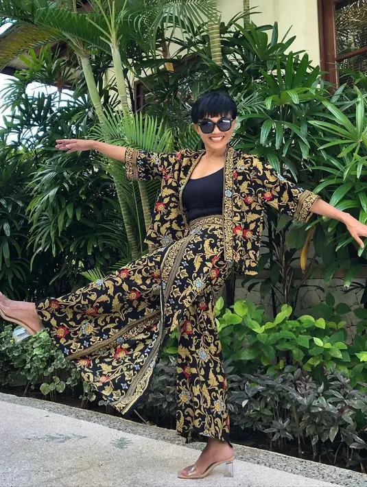 Gaya pakaian istri Michael Kiehl ini selalu mengikuti tren, Herdiana kerap mengenakan pakaian oversize. Ia juga kerap melakukan liburan di alam ketimbang di perkotaan. (Liputan6.com/IG/@herdianak).