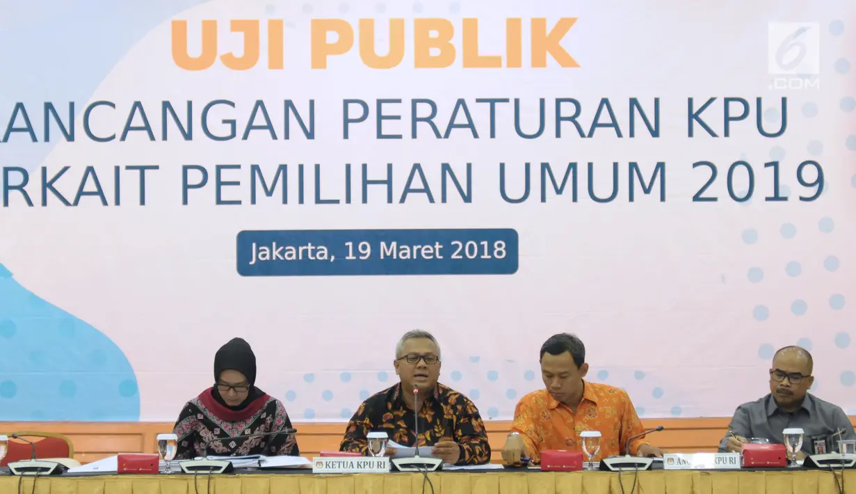 Ketua KPU, Arief Budiman (kedua kiri) menyampaikan Uji Publik Rancangan Peraturan KPU terkait Pemilu 2019 di Jakarta, Senin (19/3). Uji Publik diikuti perwakilan dari partai poltik peserta Pemilu 2019, LSM, dan PPATK. (Liputan6.com/Helmi Fithriansyah)