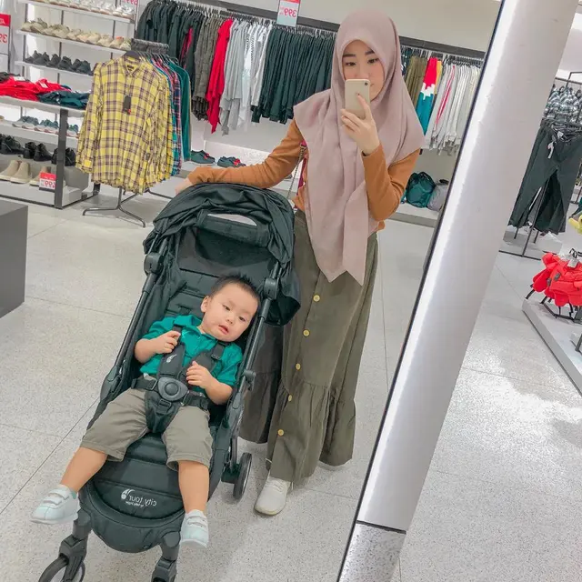Jadi Single Mother, Ini 6 Potret Kebersamaan Larissa Chou dan Buah Hatinya. (Sumber: Instagram/larissachou)