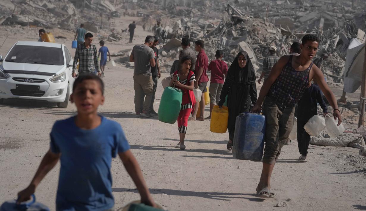 Dua tahun setelah perang yang menghancurkan, Jalur Gaza kini menghadapi tantangan kemanusiaan yang amat besar, salah satunya krisis air bersih. (AP Photo/Jehad Alshrafi)