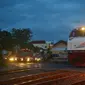 Kereta Api melaju di perlintasan sebidang, Stasiun Sidareja, Cilacap, pada satu senja 2016. (Foto: Liputan6.com/Muhamad Ridlo)