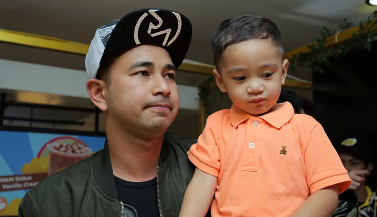 Selain itu, pasangan yang selalu diterpa gossip ini juga mengatakan bahwa anaknya sudah mulai aktf dan senang berkomunikasi. Itu lah yang menjadi alasan kedua orang tuanya akan memasukinya ke sekolah. (Deki Prayoga/Bintang.com)