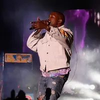 Menjadi selebritas tersohor di Hollywood, sosok Kanye West memang sudah tak asing ketika terdengar di telinga publik. Meski memiliki brand fesyen sendiri, Kanye West ternyata pernah pakai baju yang membuat kita mengerutkan kening. (AFP/Bintang.com)