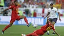 Gelandang Belgia, Moussa Dembele, berusaha membuang bola saat melawan Inggris pada laga grup G Piala Dunia di Stadion Kaliningrad, Kaliningrad, Rabu (28/6/2018). Belgia menang 1-0 atas inggris. (AP/Petr David Josek)