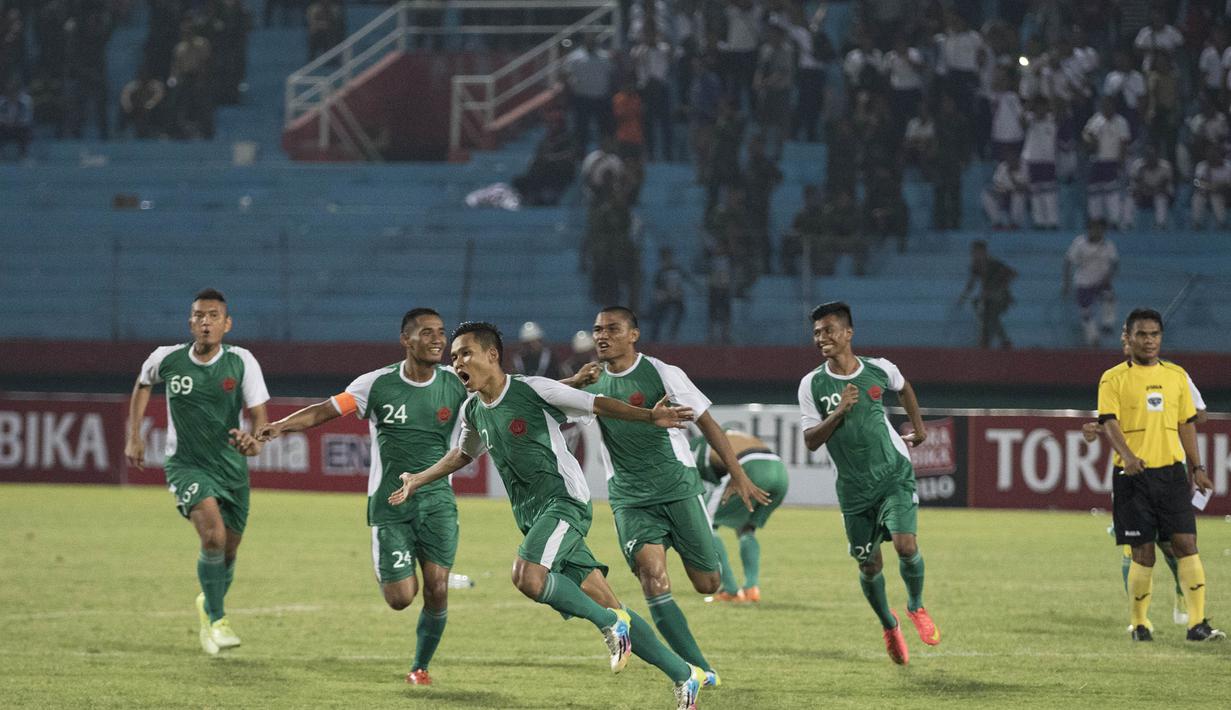Para pemain PS TNI merayakan kemenangan atas PBFC melalui adu penalti pada laga Piala Jenderal Sudirman di Gelora Delta Sidoarjo, Jawa Timur, Rabu (18/11/2015). (Bola.com/Vitalis Yogi Trisna)