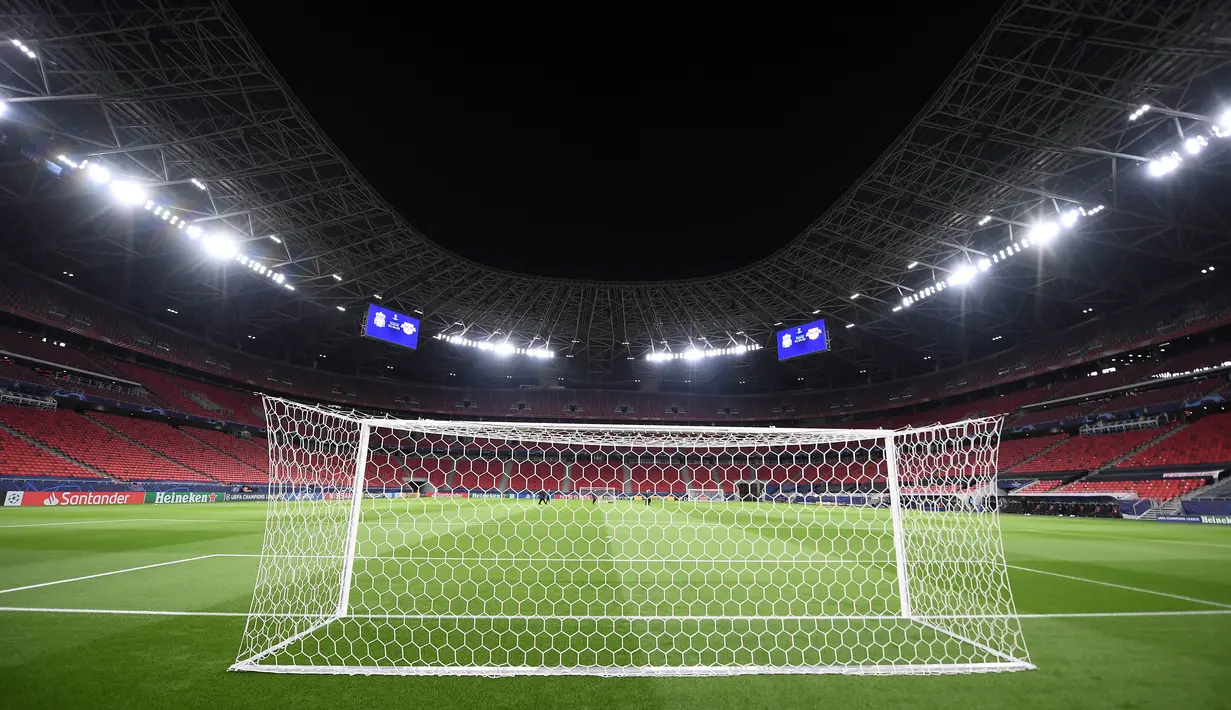 Pada 2002, Nepstadion berubah nama menjadi Ferenc Puskas Stadium. Pergantian nama tersebut sabagai bentuk penghormatan kepada legenda sepak bola, Ferenc Puskas. (AFP/Attila Kisbenedek)