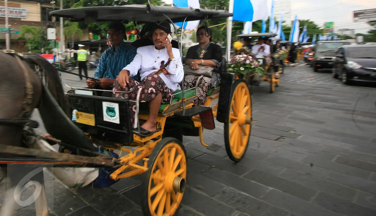 Sejumlah peserta mengikuti kirab dengan menaiki andong melintasi kawasan Tugu ,Yogyakarta,(14/5/2016).Kirab di laksanakan untuk menyambut peringatan ulang tahun satu abad kabupaten sleman.(Boy Harjanto)