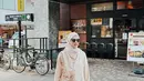 Tentu saja hal ini juga membuat penampilannya tak lepas dari sorotan netizen.  Selama berada di Jepang, wanita yang akrab disapa Acha ini terlihat tampil dengan busana muslim syari. (Liputan6.com/IG/@natasharizkynew)