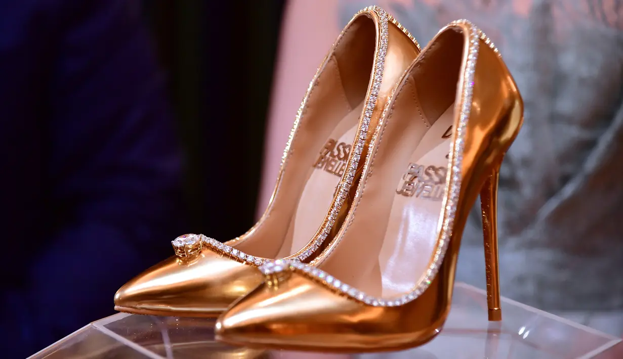 Sepasang sepatu high heels 'The Passion Diamond' dipamerkan di Burj Al Arab, Dubai, Uni Emirat Arab, Rabu (26/9). Sepatu tersebut dibanderol dengan harga 17 juta dolar Amerika, atau setara Rp 253,7 miliar. (AFP PHOTO / GIUSEPPE CACACE)